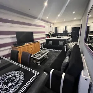 Boutique 2 Bed Grey Sleeps 10 Apartment Blackpool