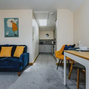 Spacious 2nd Floor - King Size Bed & Free Parking Apartment Nottingham