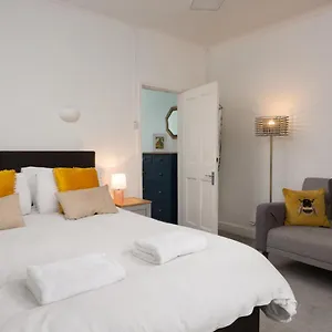 Lovely Town House With Free Parking Sleeps 2 To 6 Guests Holiday home