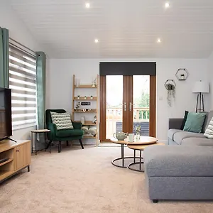 3 Bedroom With Hot Tub Apartment