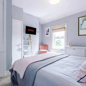 Lovely In Cheltehnam Parking & Great Location Holiday home Cheltenham